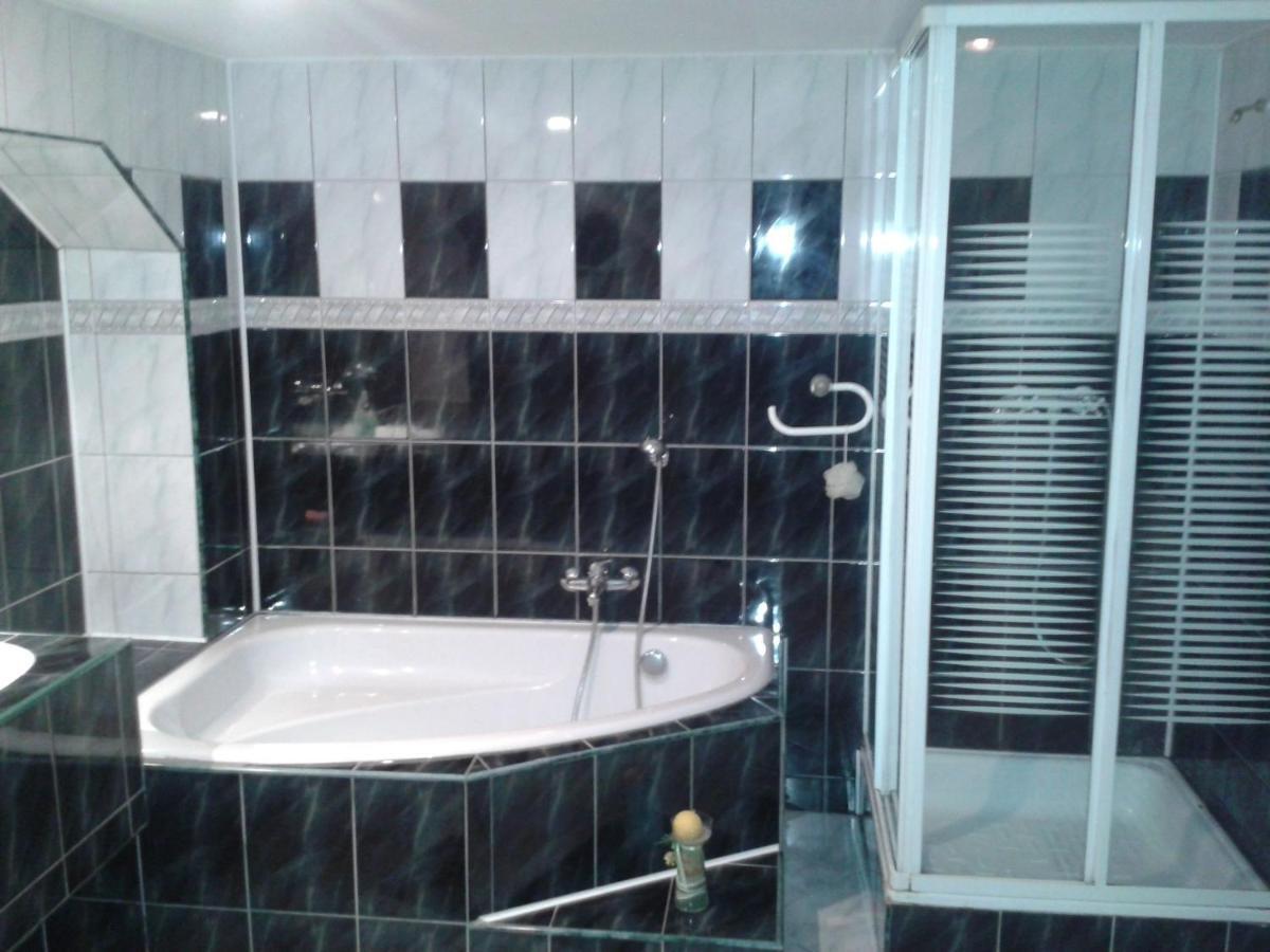 Spacious Holiday Home In Stara Kamienica With Pond Luaran gambar